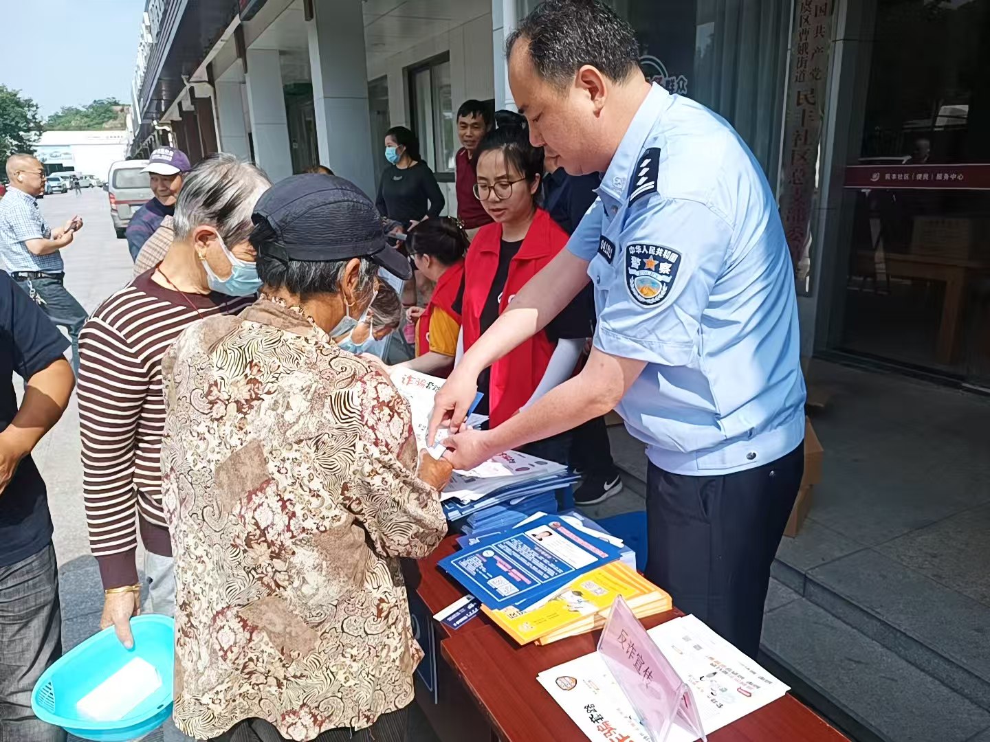 曹娥派出所在曹娥社區對轄區居民開展“打瑤”整治專項宣傳